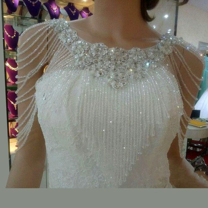 Платье украшенное жемчугом