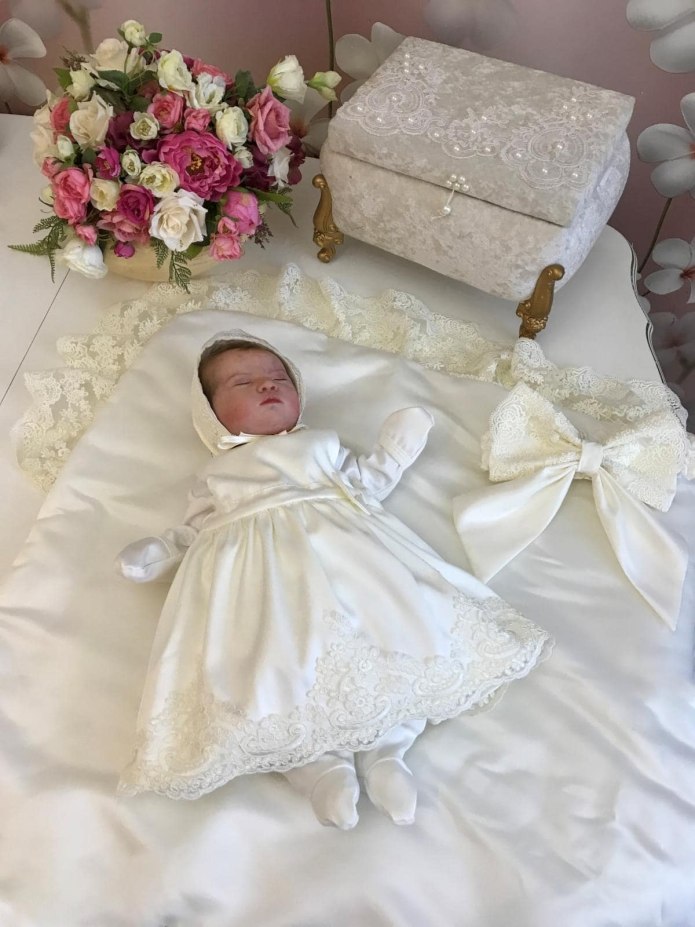 Комплект на выписку для новорожденных девочек