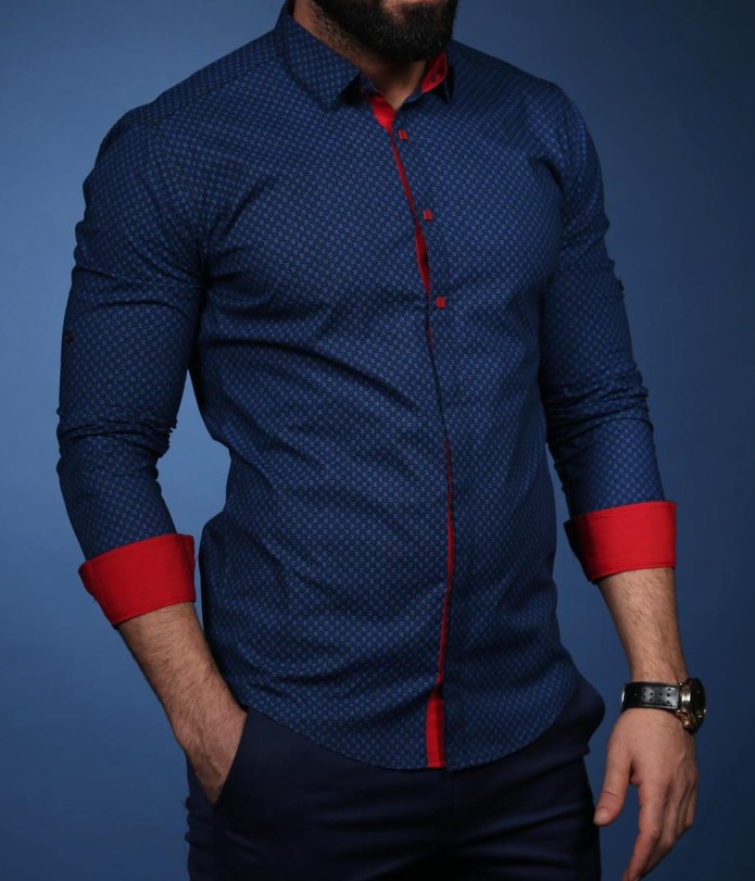 Купить синюю рубашку мужскую. Синяя рубашка мужская. Рубашка мужская синяя с красным. Синяя приталенная рубашка мужская стильная. Приталенная рубашка синяя.