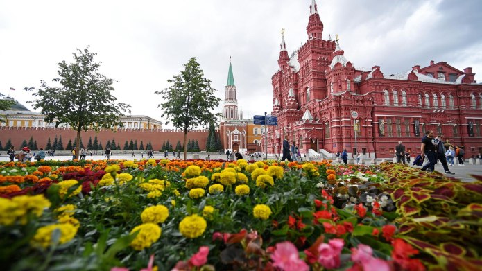 Толпа людей у гума