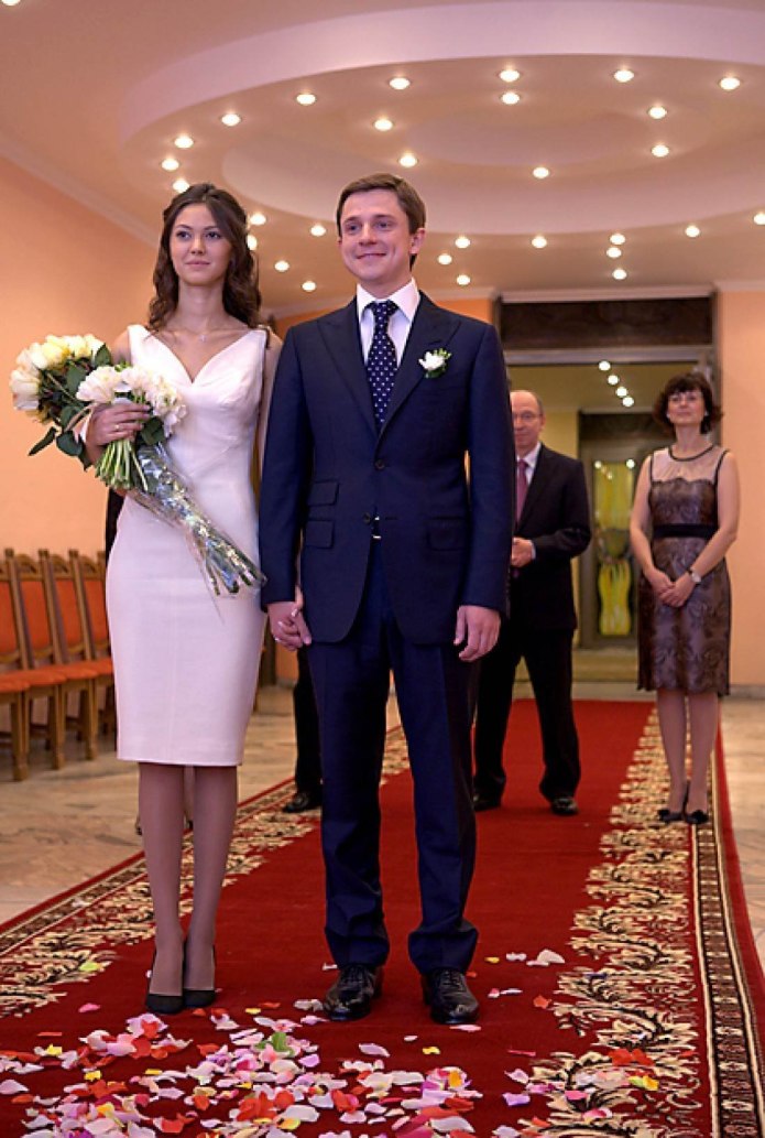 Белое вечернее платье