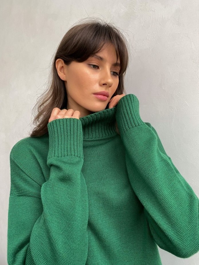 Свитер вязаный женский короткий на резинке