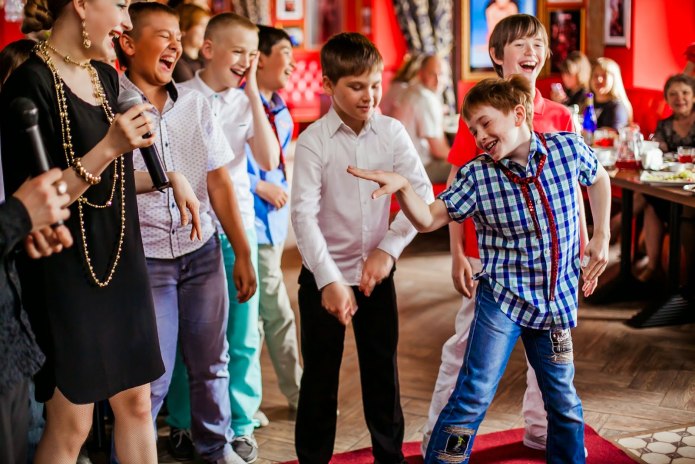 Мальчик и девочка в футболках