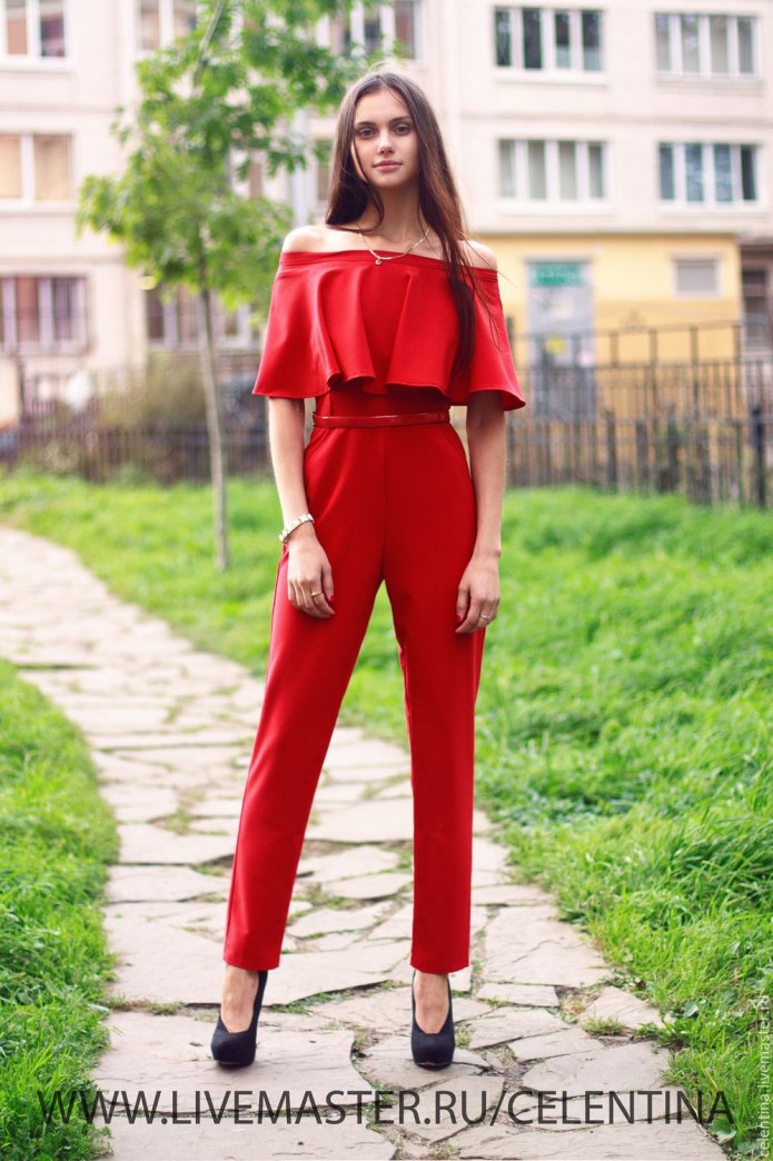 Стильные брюки красные