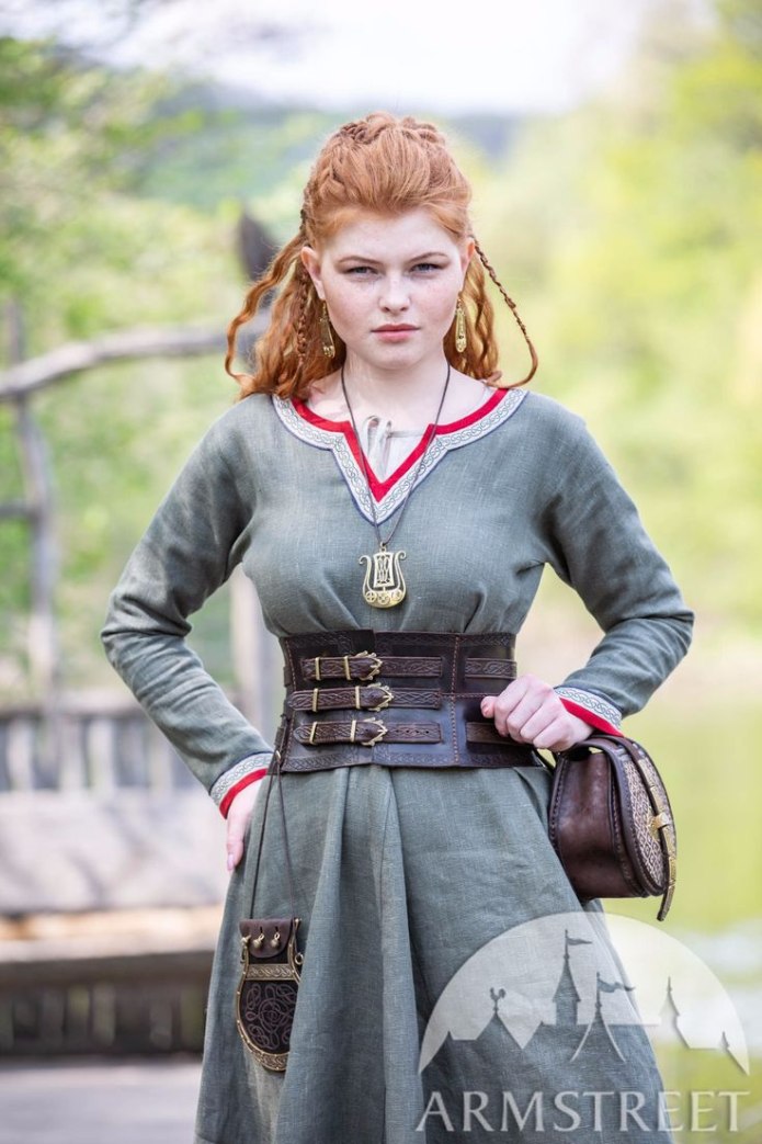 Лагерта в платье