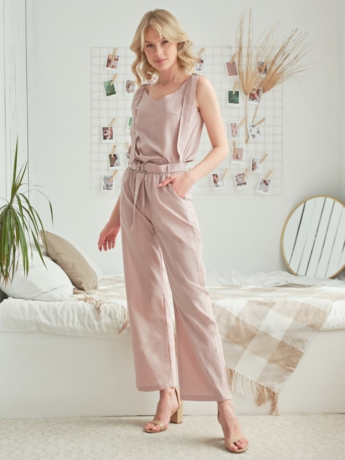 Брючный костюм из льна