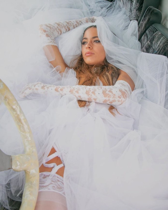 Tini белое платье клип