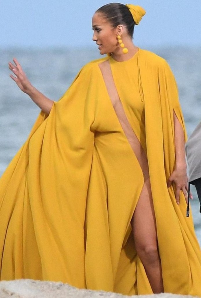 Jennifer Lopez в желтом