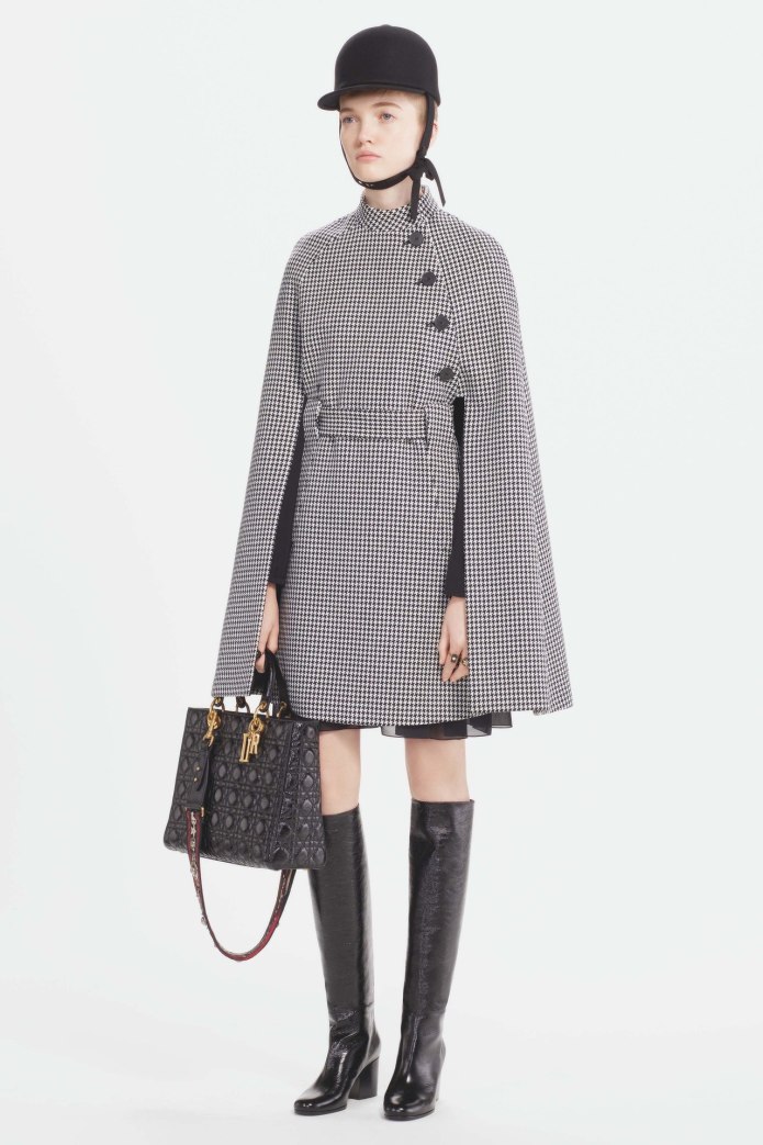 Красное пальто Dior
