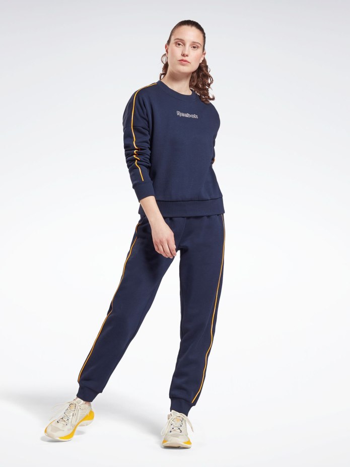 Девушки в спортивных костюмах Reebok
