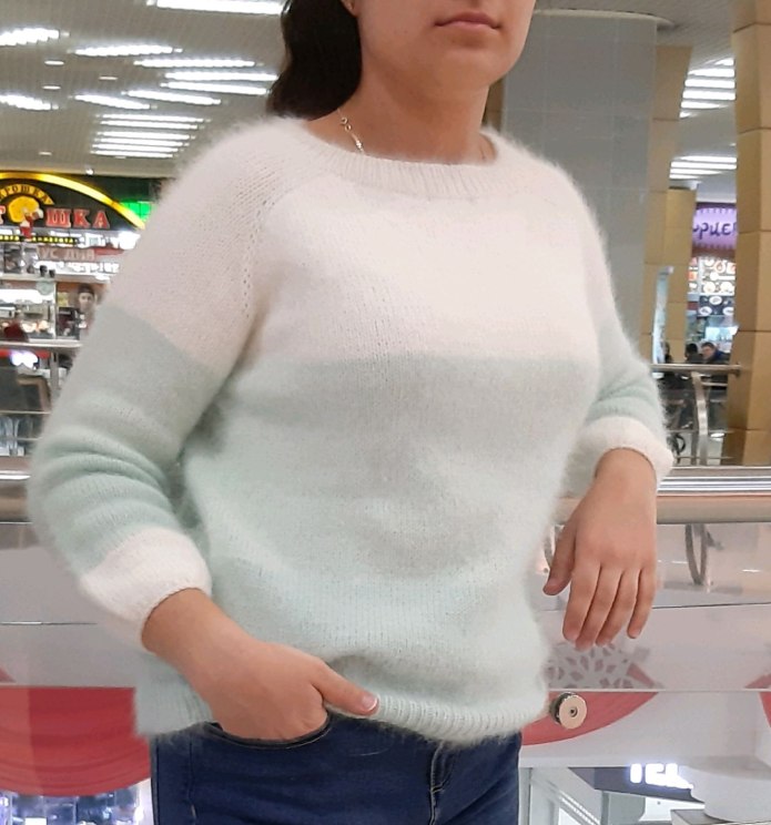 Свитер из велюровой пряжи
