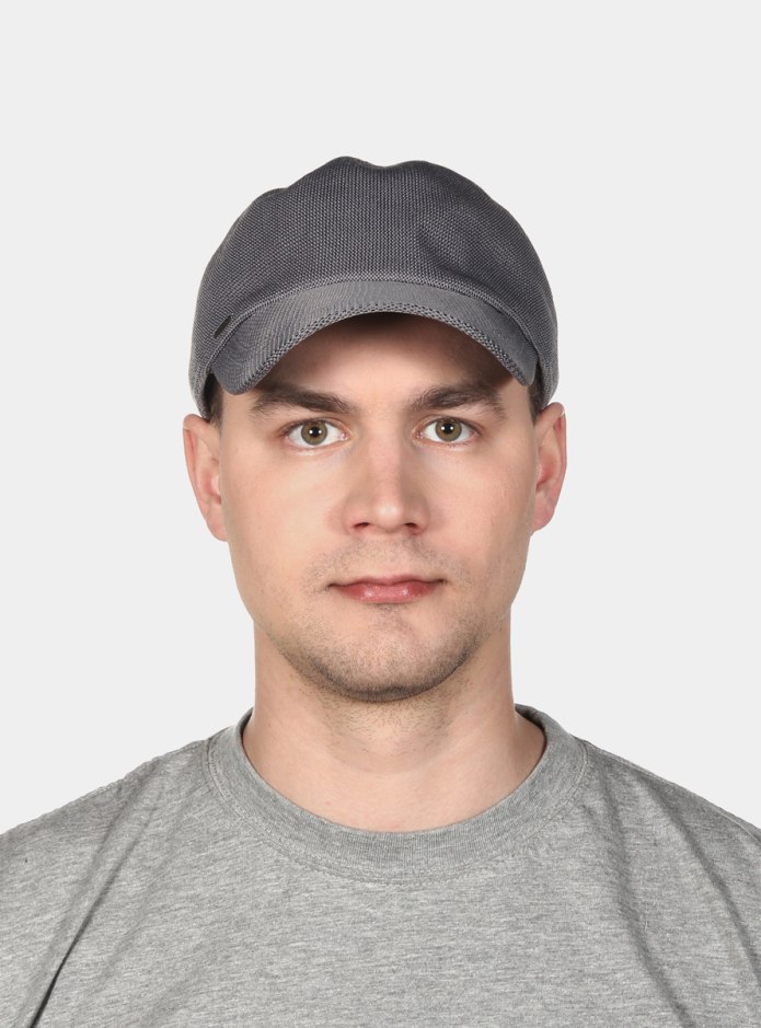 Мужчина в бейсболке