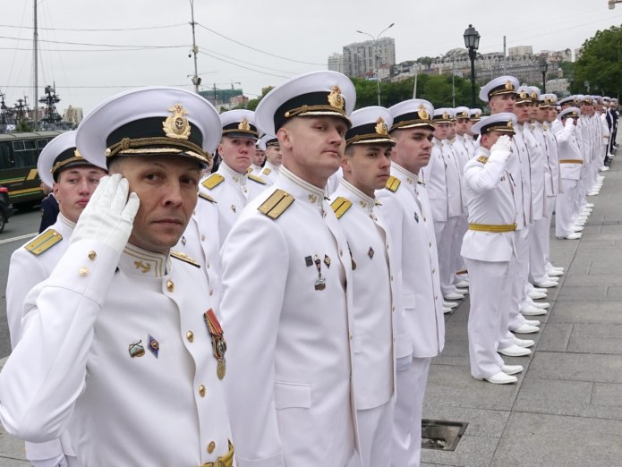 Белая парадная форма ВМФ офицеров РФ