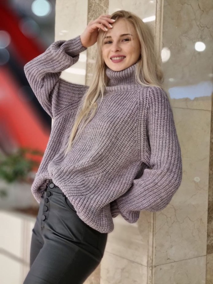 Большой мягкий свитер женский