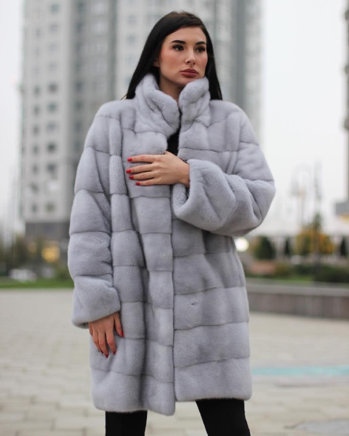 Серая шуба с капюшоном