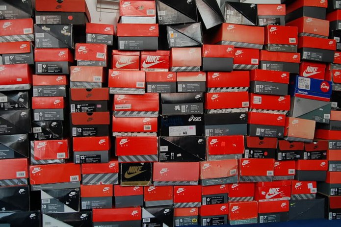 Много коробок Nike