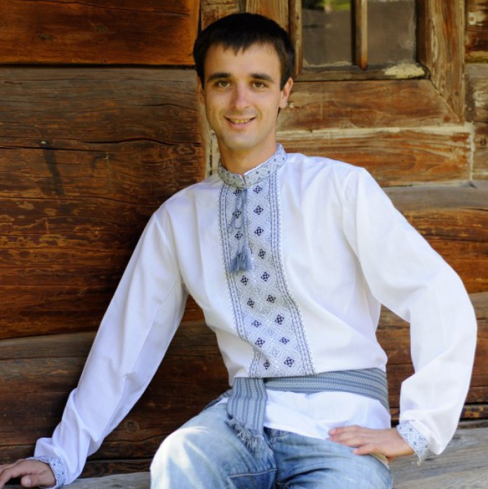Чоловіки в вишиванках