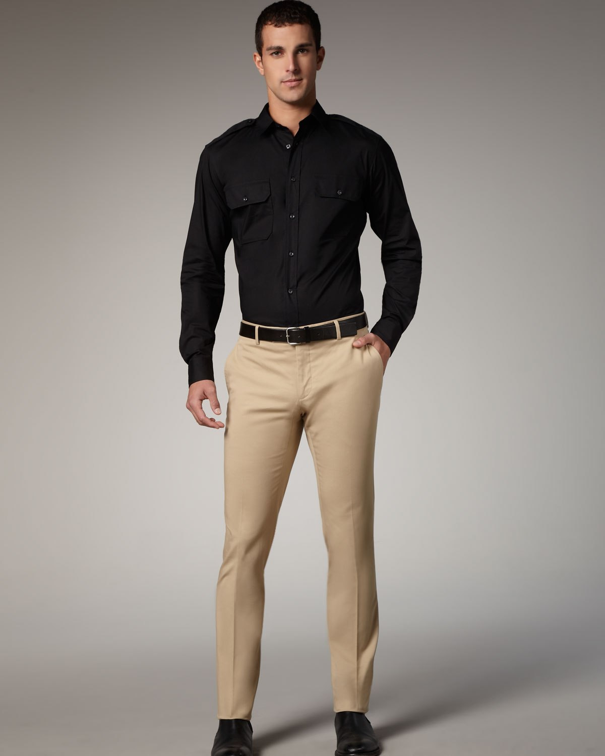 Черная рубашка светлые брюки
