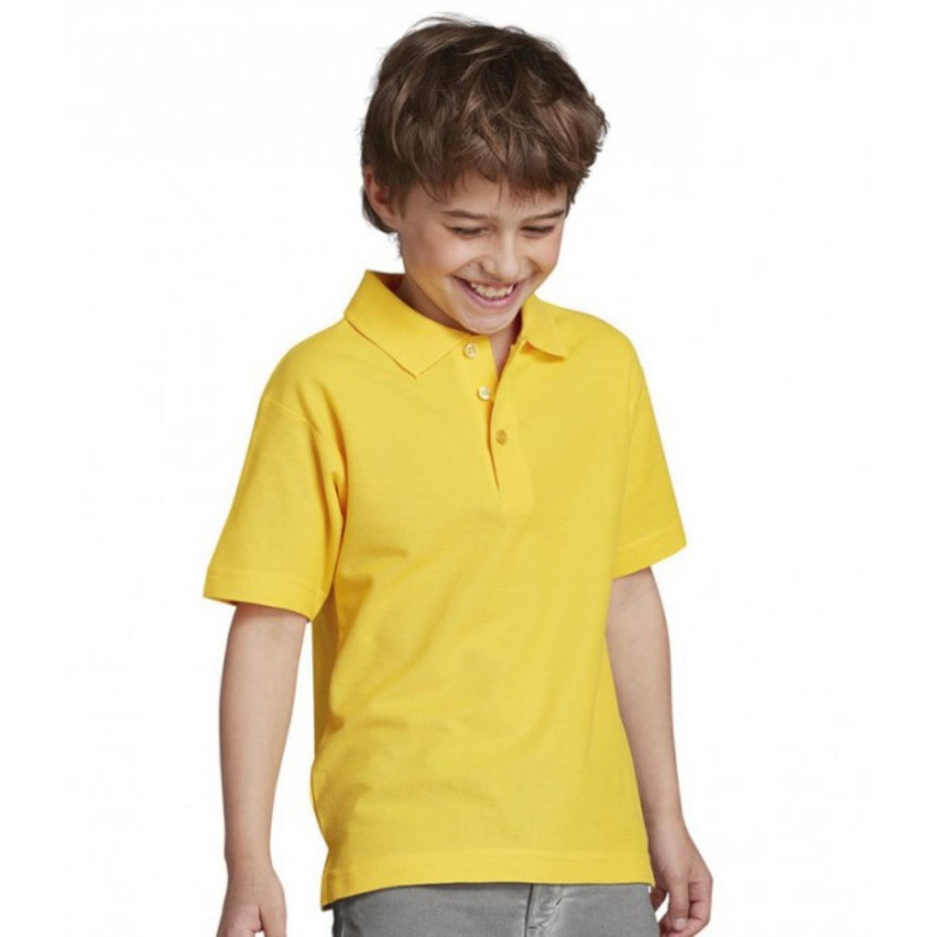 Ребенок в желтой футболке