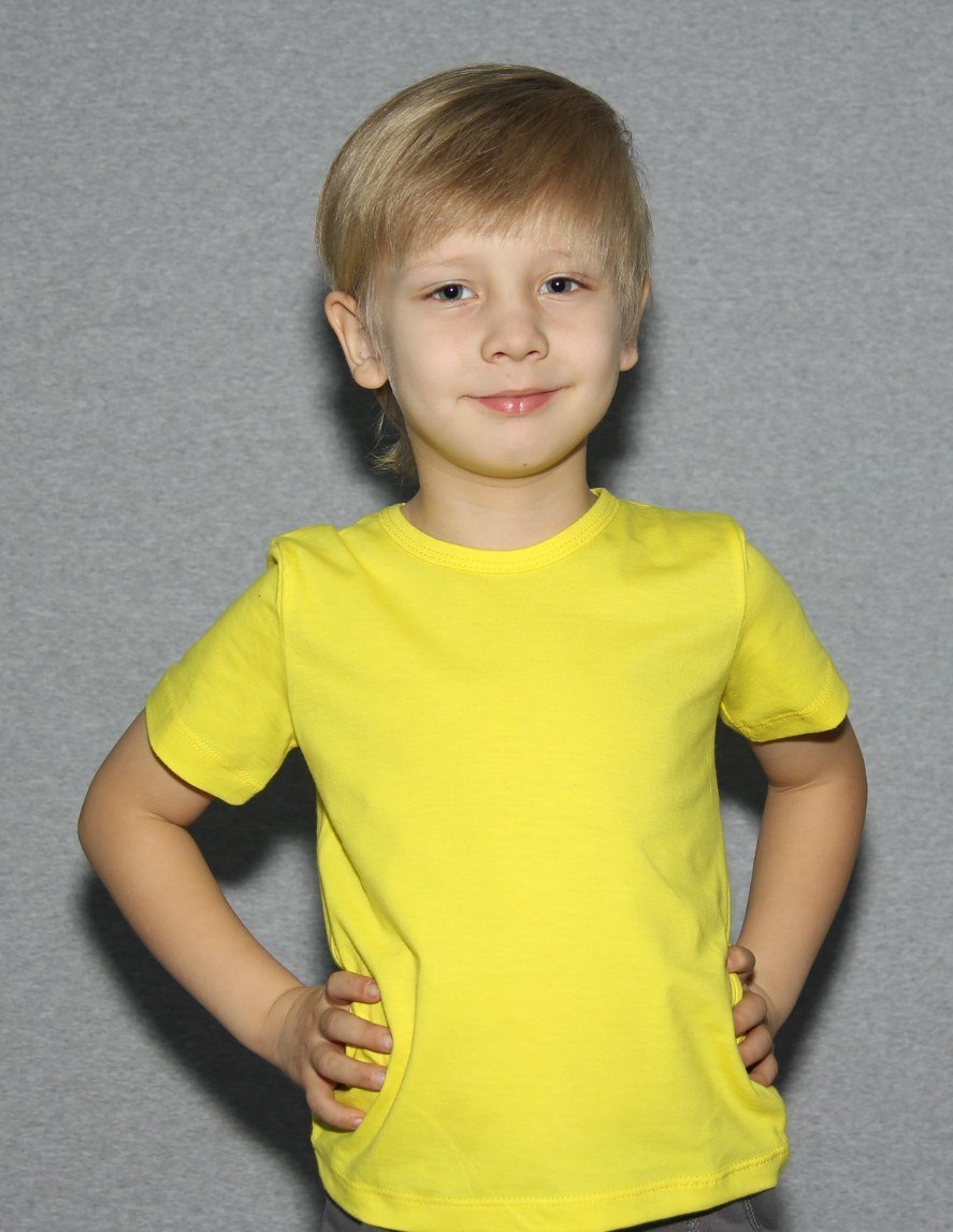 Ребенок в желтом игра фото