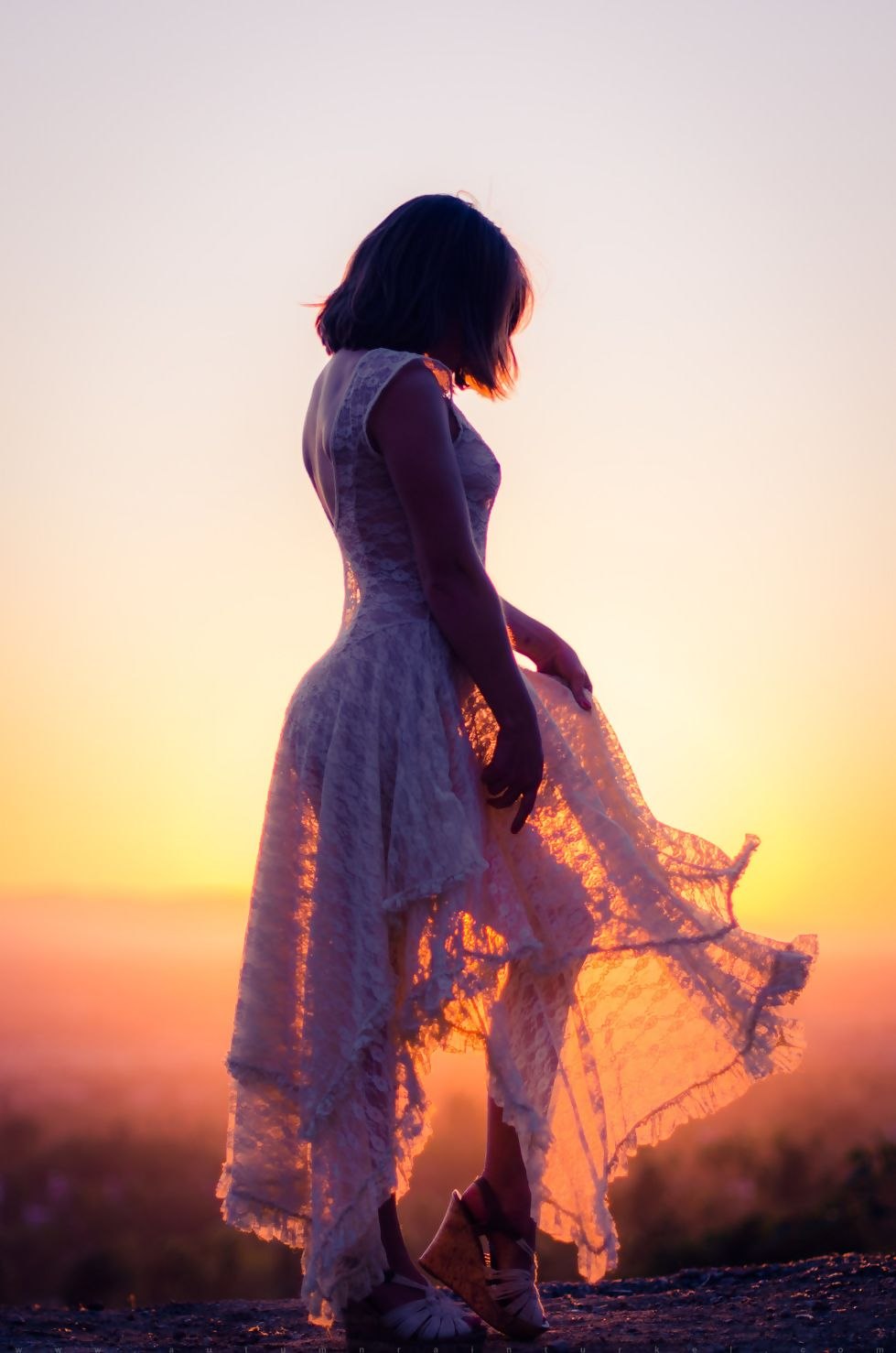 Девушка в платье на закате