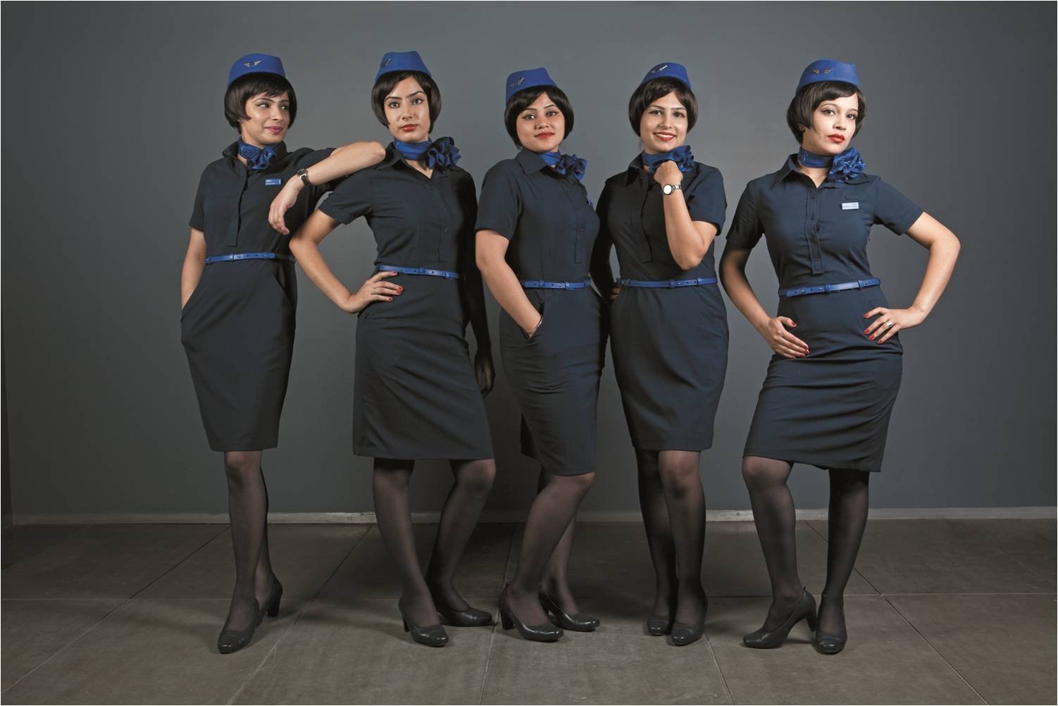 Четверо работниц. Униформа стюардесс. Одежда стюардессы. Форменная одежда стюардесс. Платье стюардессы.