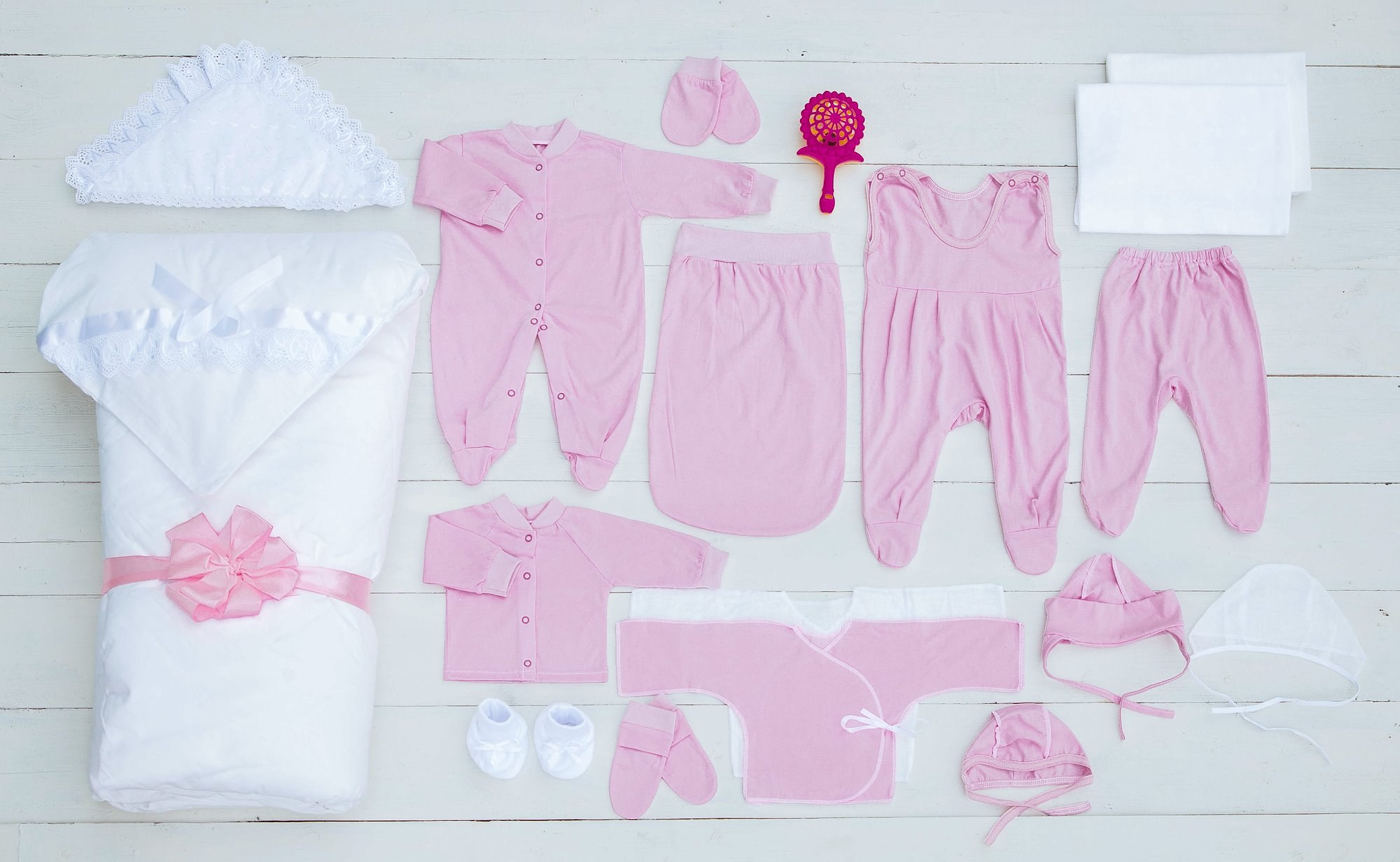 Что нужно на выписку из роддома. Набор одежды для новорожденного. Набор одежды для новорожденных в роддом. Одежда на выписку для новорожденных. Комплект одежды для новорожденного в роддом.