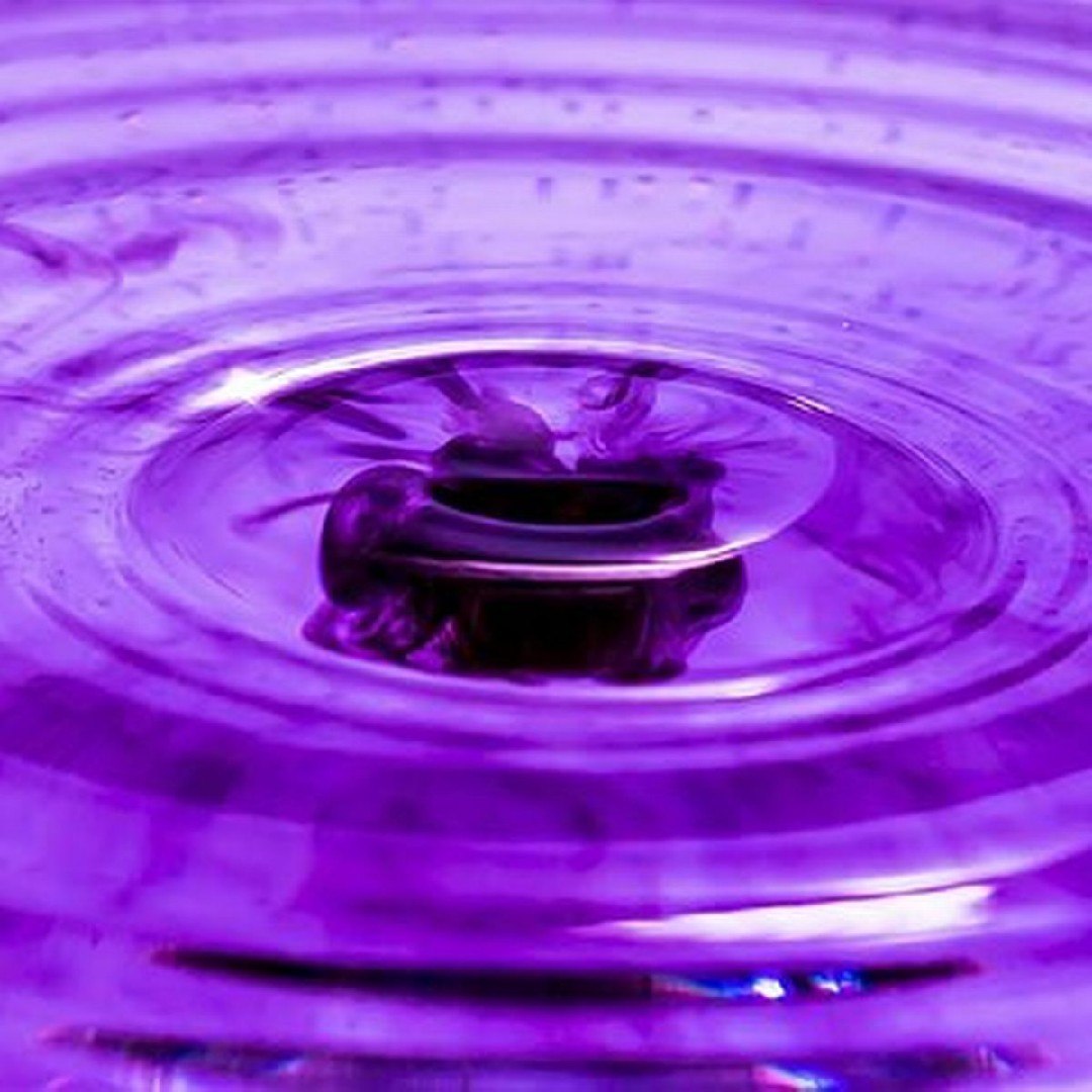 Фиолетовая вода почему. Фиолетовая вода. Круги на воде. Лиловая вода. Фиолетовый поток.