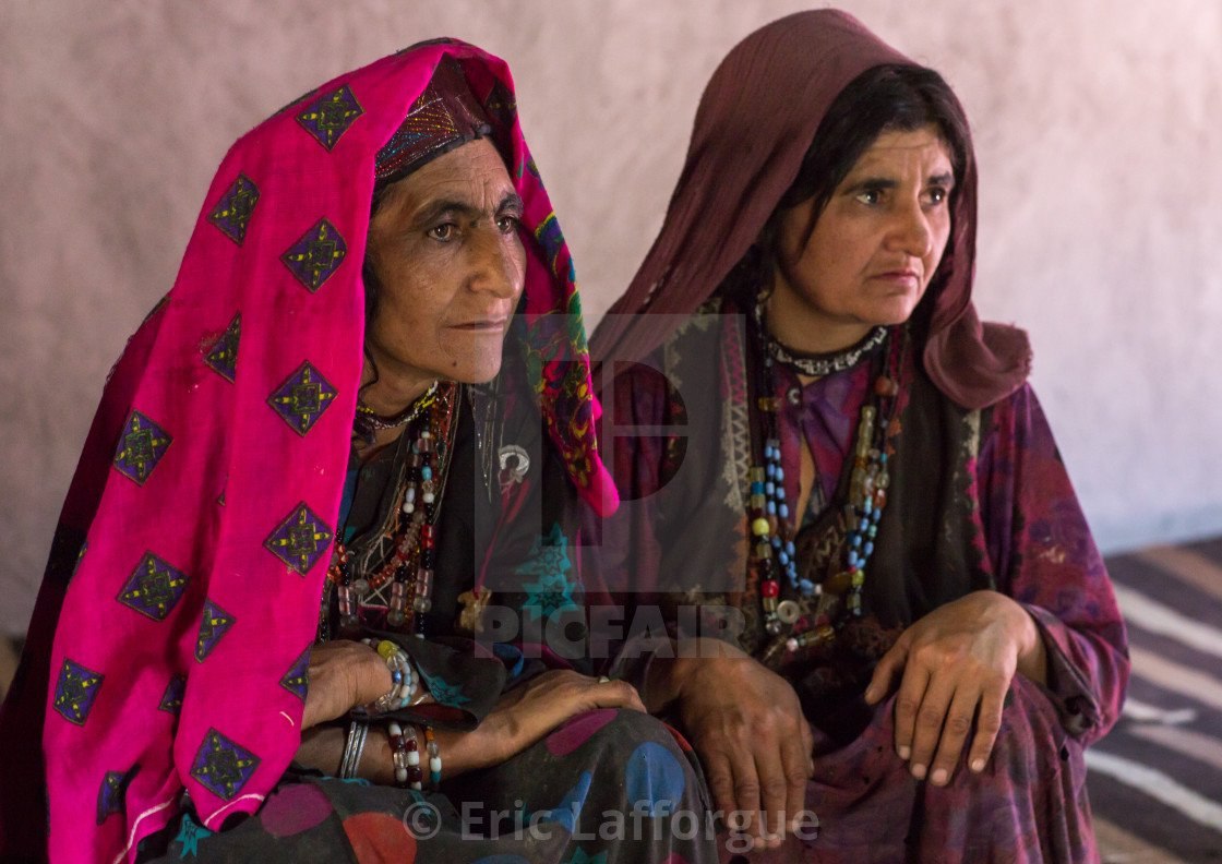 Афганская одежда. Махнур белуджи. Национальные одежды Бадахшан. Афганский национальный костюм. Афганская одежда для женщин.