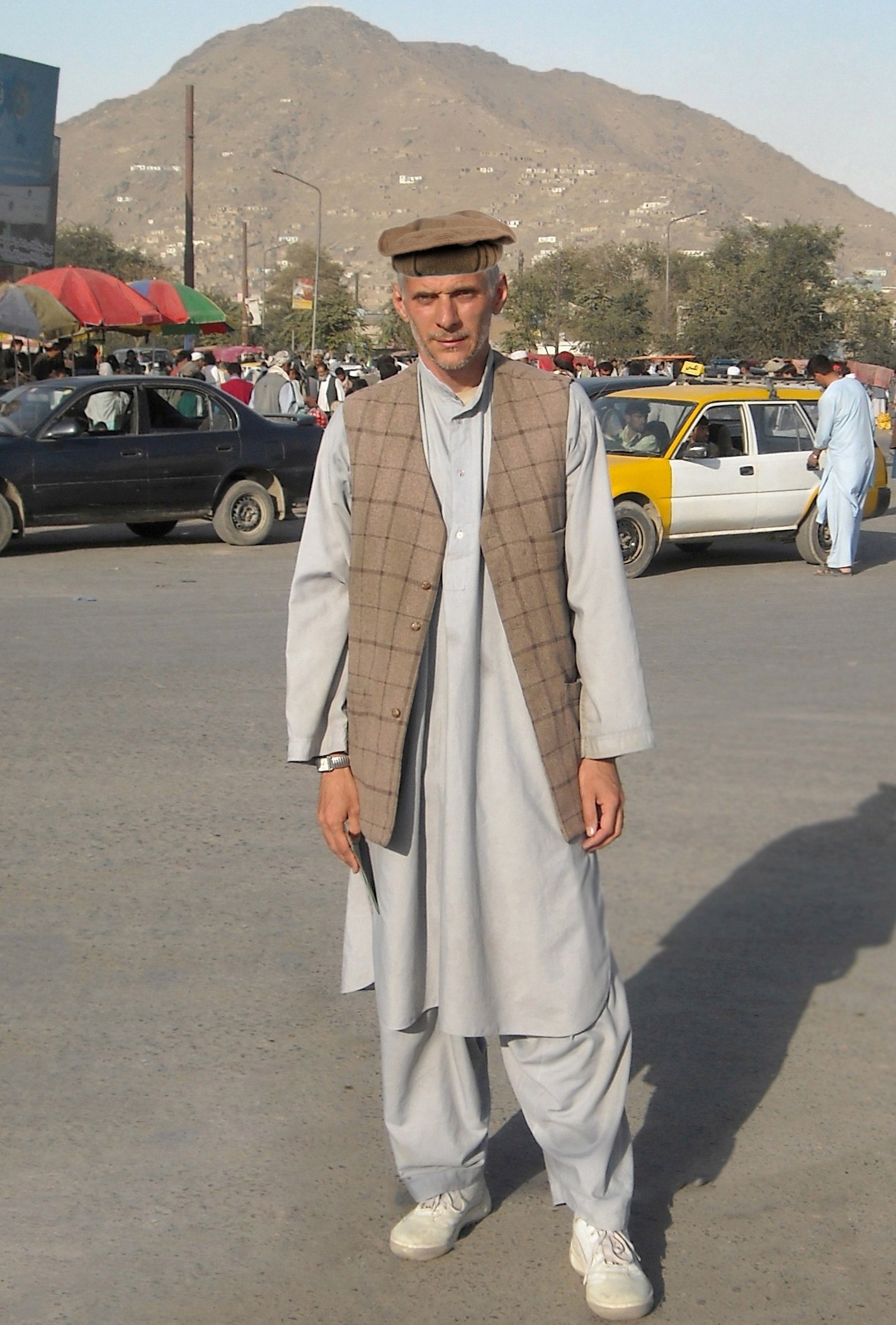 Афганская одежда. Пуштуны пуштуны. Афганистан Национальная афганка. Афганистан одежда Кабул. Пуштуны национальный костюм.