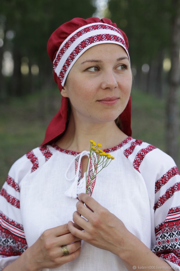 Народный головной убор с помпонами