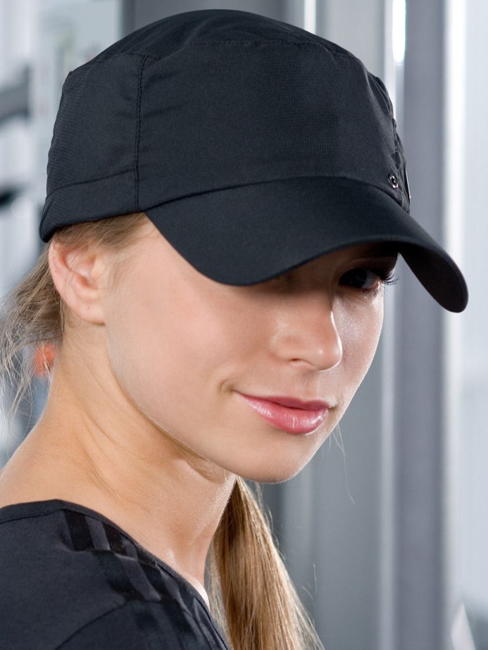 Как правильно носить женскую кепку