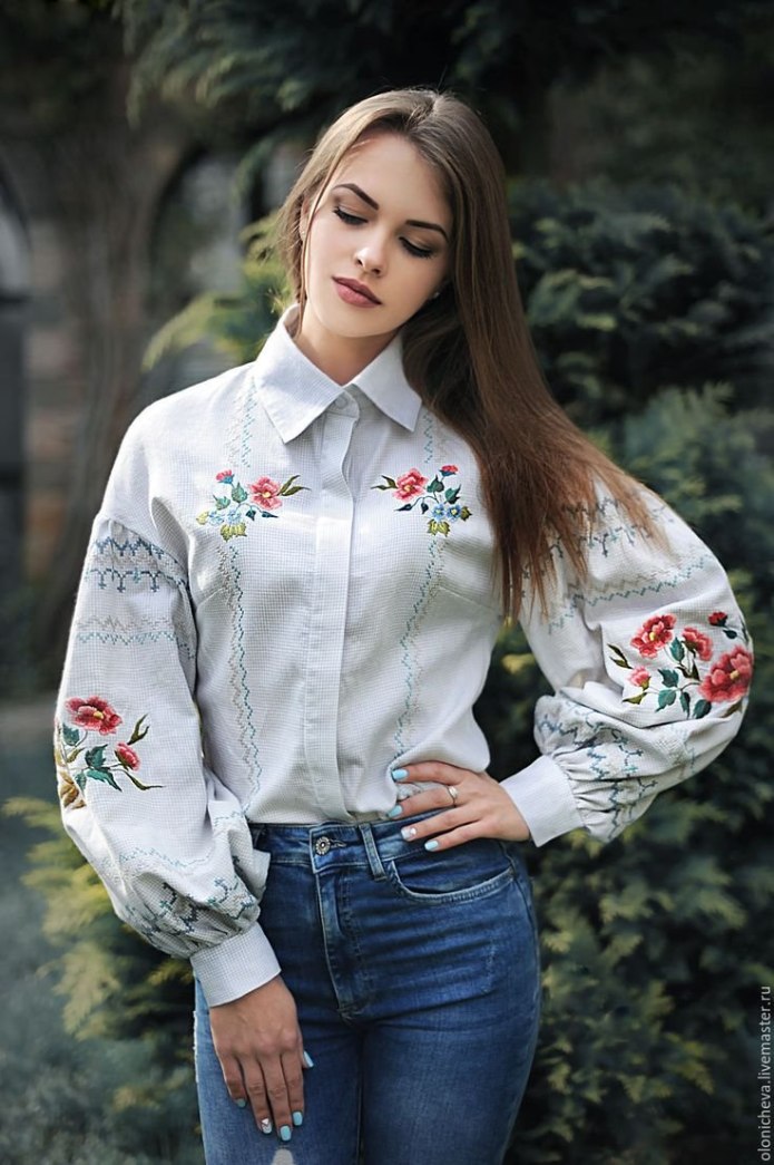 Белая блузка с вышивкой