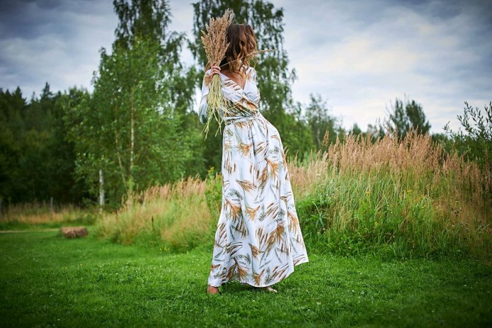 Летнее платье с розами
