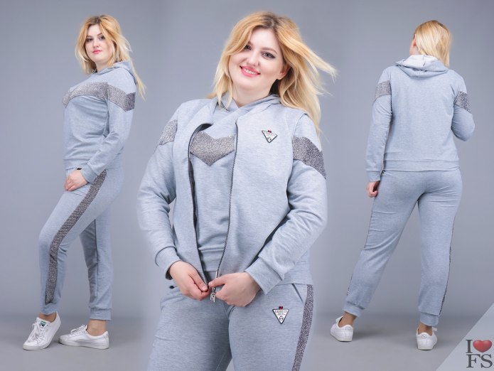 Утепленный спортивный костюм женский
