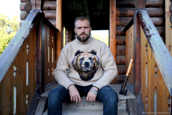 Вязаный свитер с медведем