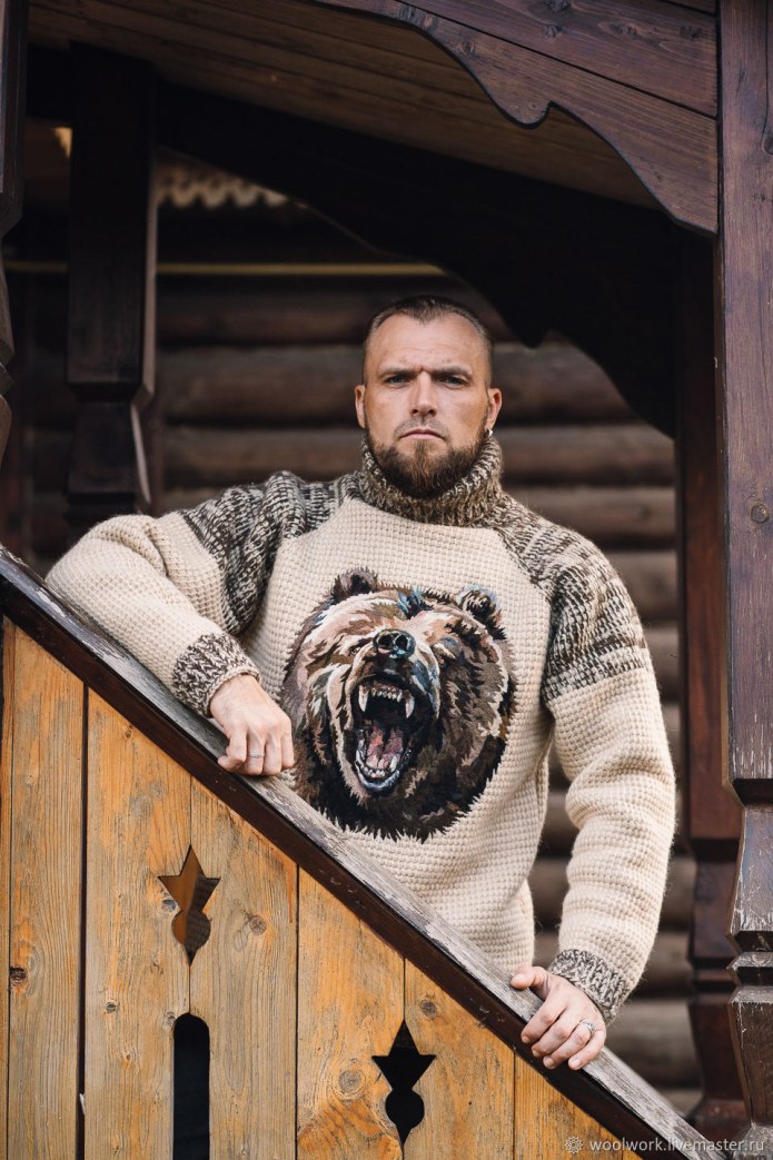 Свитер с медведем мужской