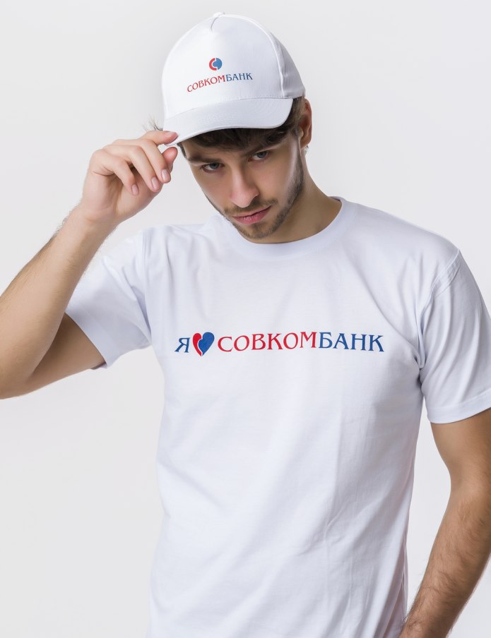 Белая футболка и кепка