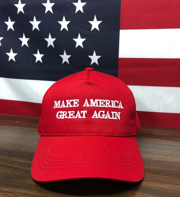 Трамп в кепке make America great again