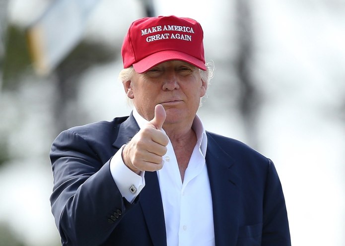 Трамп в кепке make America great again