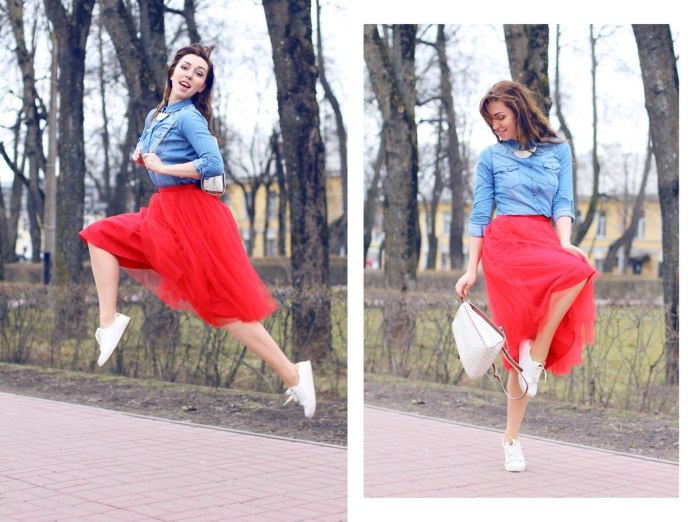 Розовая кофта и красная юбка