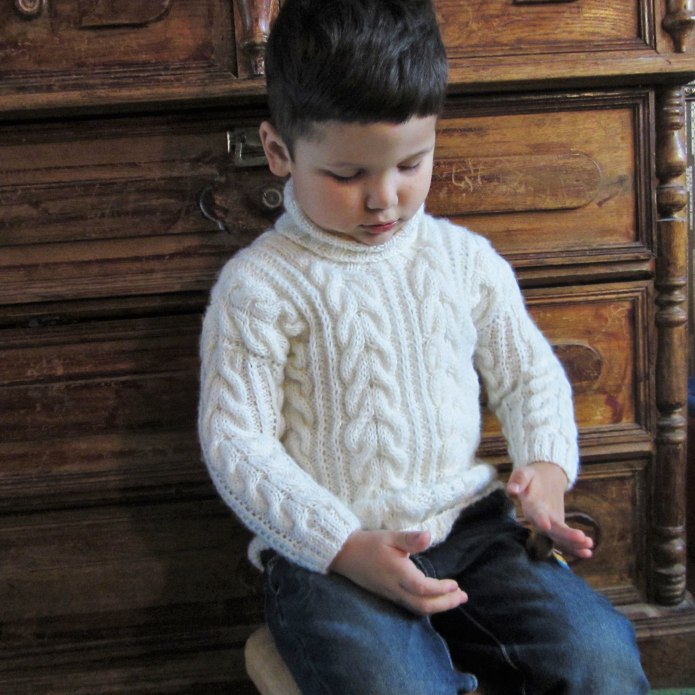 Белый свитер для мальчика