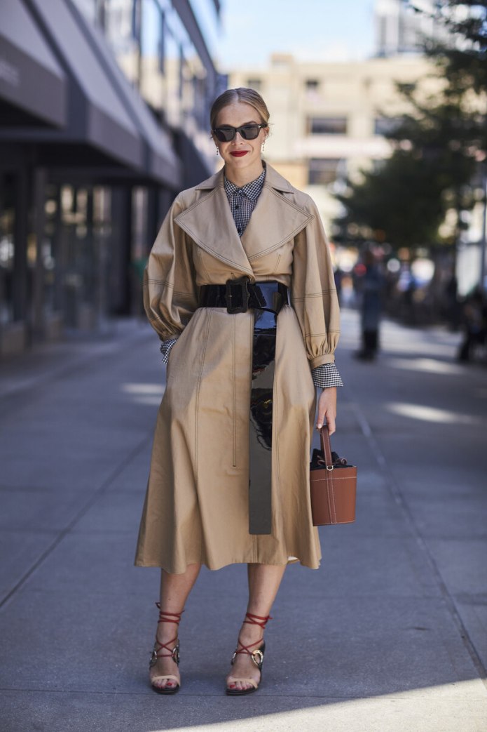 Тренч с босоножками Street Style