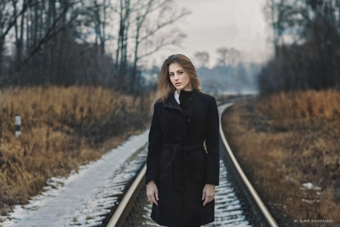Фотосессия в длинном пальто в лесу