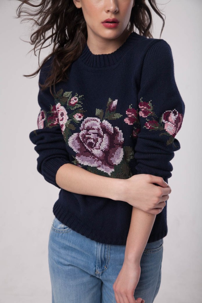 Вязаные свитера с цветами