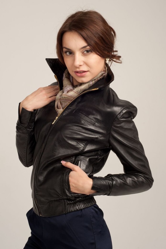 Косуха женская черная Stradivarius