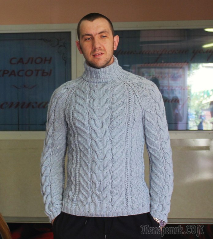 Белый мужской свитер спицами реглан