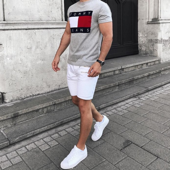 Красивые девушки в шортах и майке