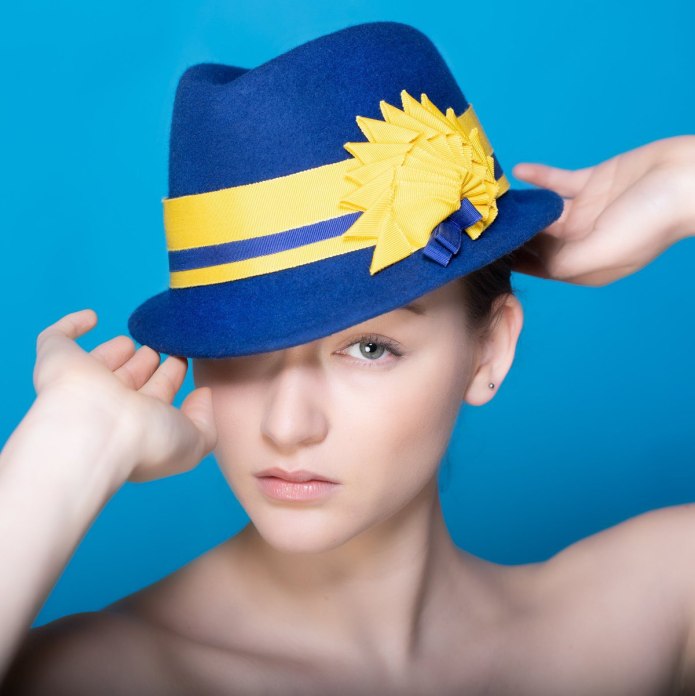 Шляпа сине желтая