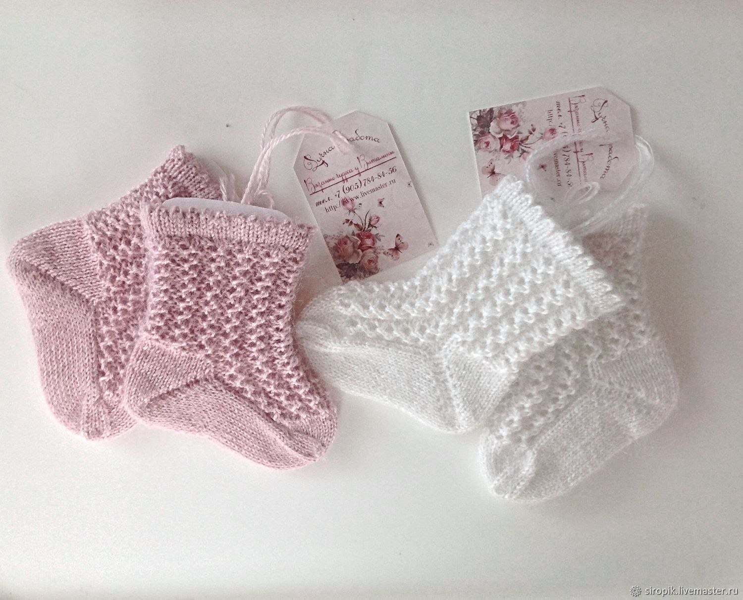 Вязание носочков новорожденному. Вязаные носки для малышей. Вязаные носочки для новорожденного. Детские носки спицами для новорожденных. Ажурные носки для новорожденных.